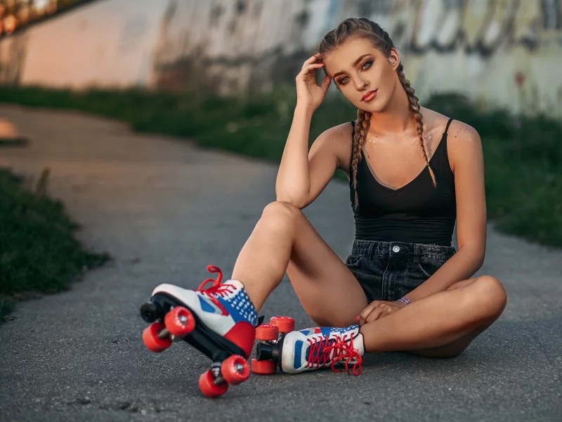 девушка, милая, симпатичная, шорты, ролики, косички