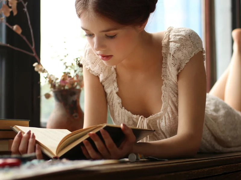 девушки, книга