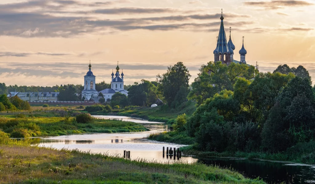 река, лес