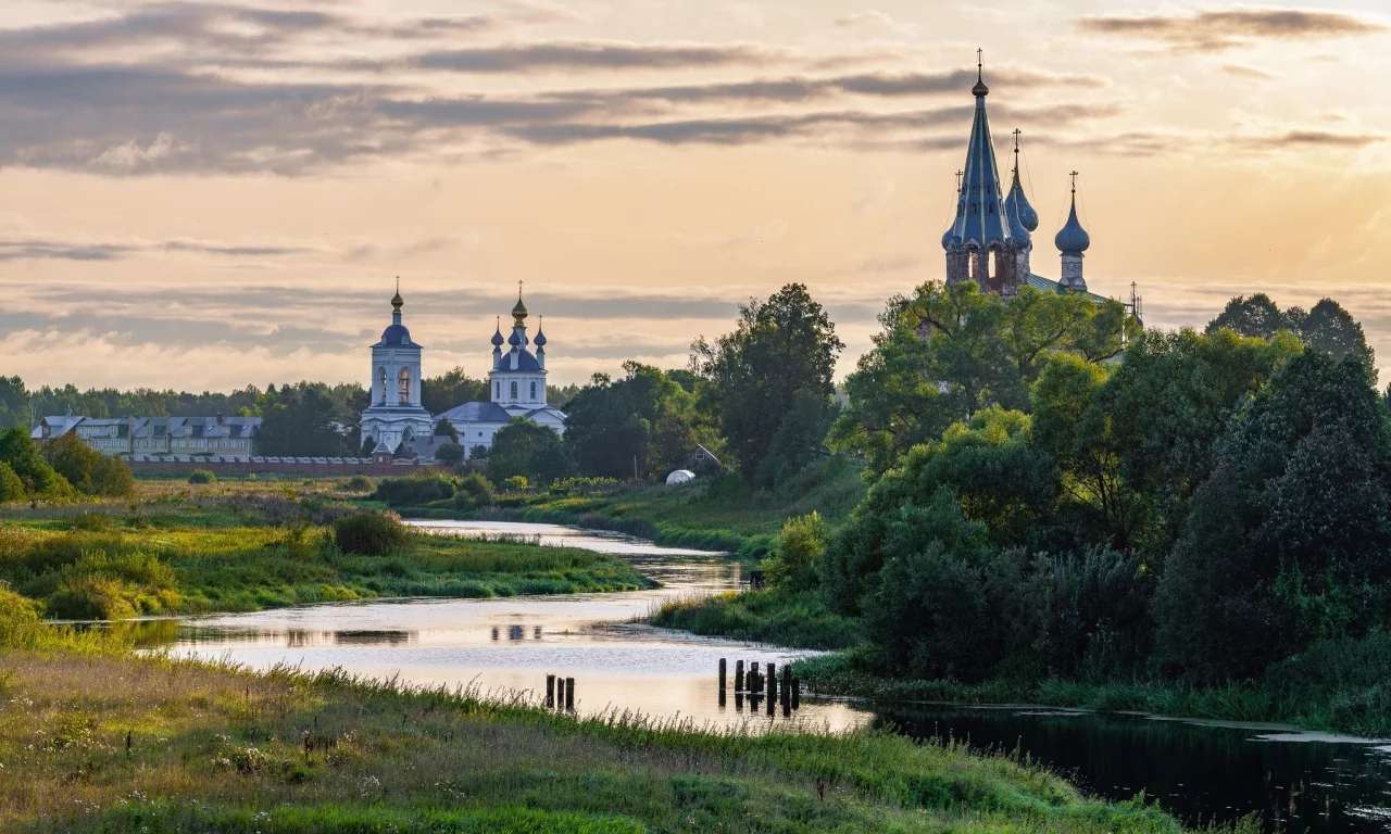 река, лес