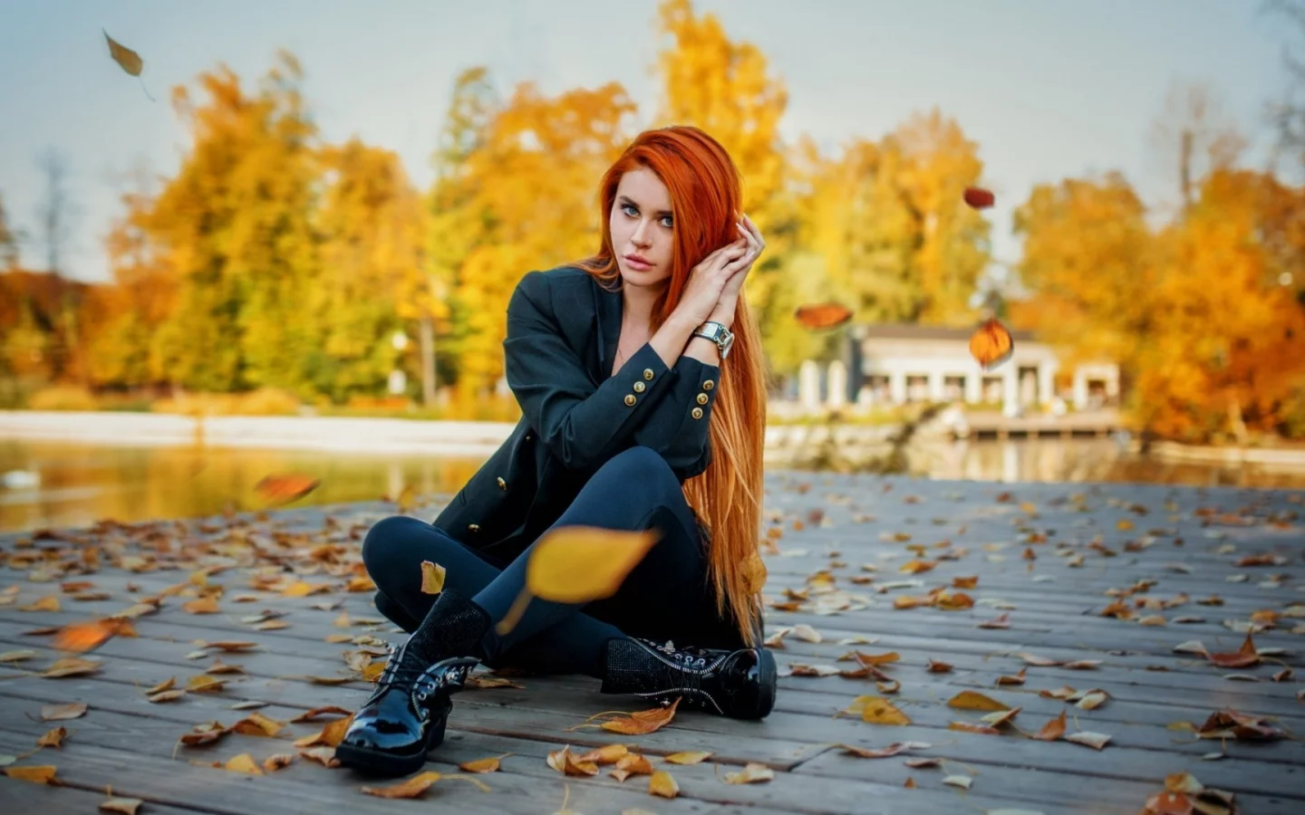 девушка, рыжая, длинные волосы, осень, листья, река