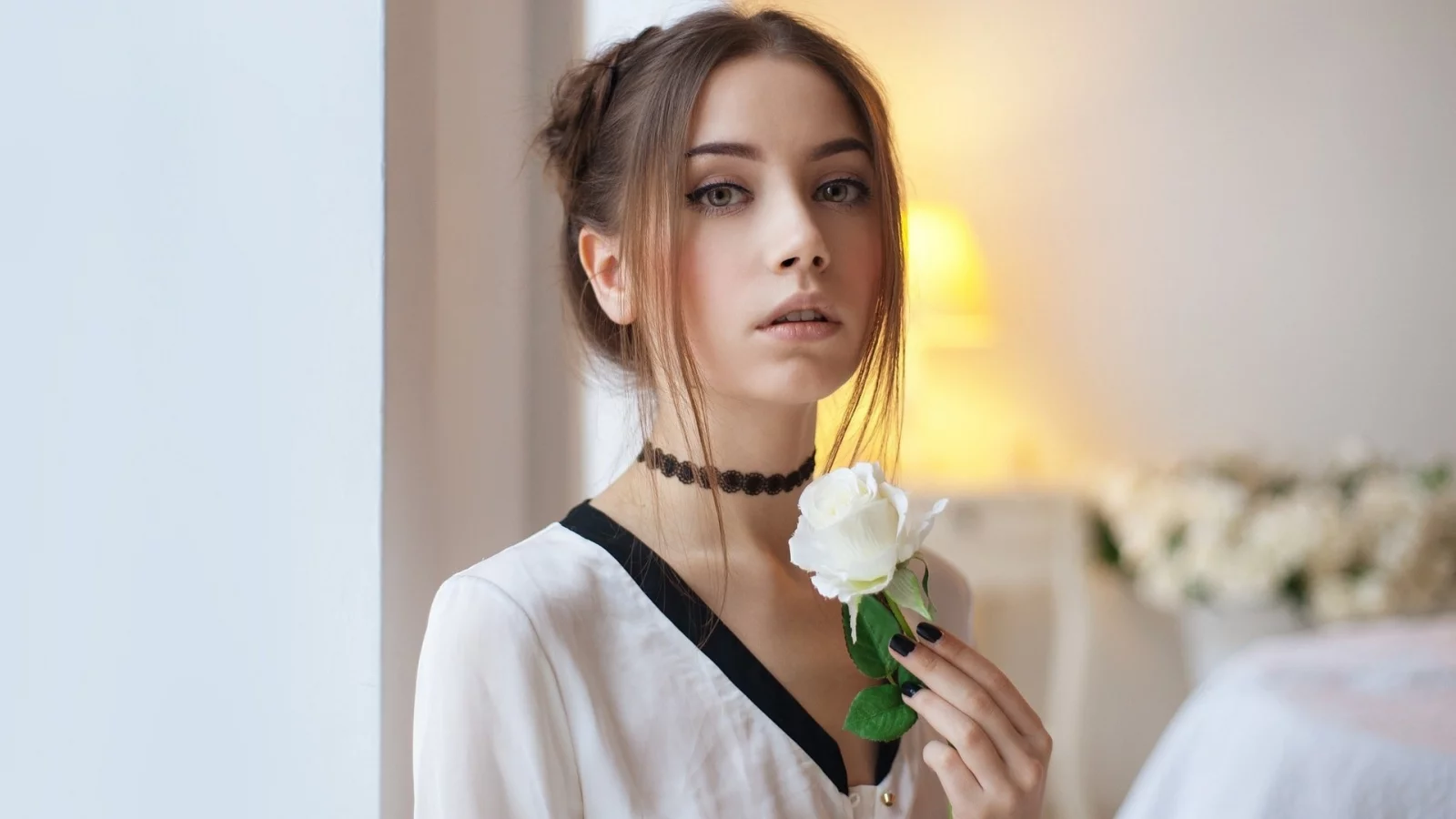 девушка, прическа, взгляд, цветок