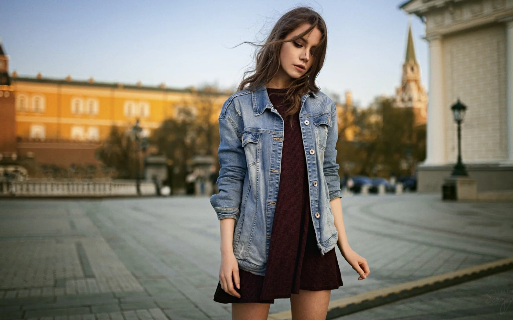 девушка, джинсовка, платье, кремль