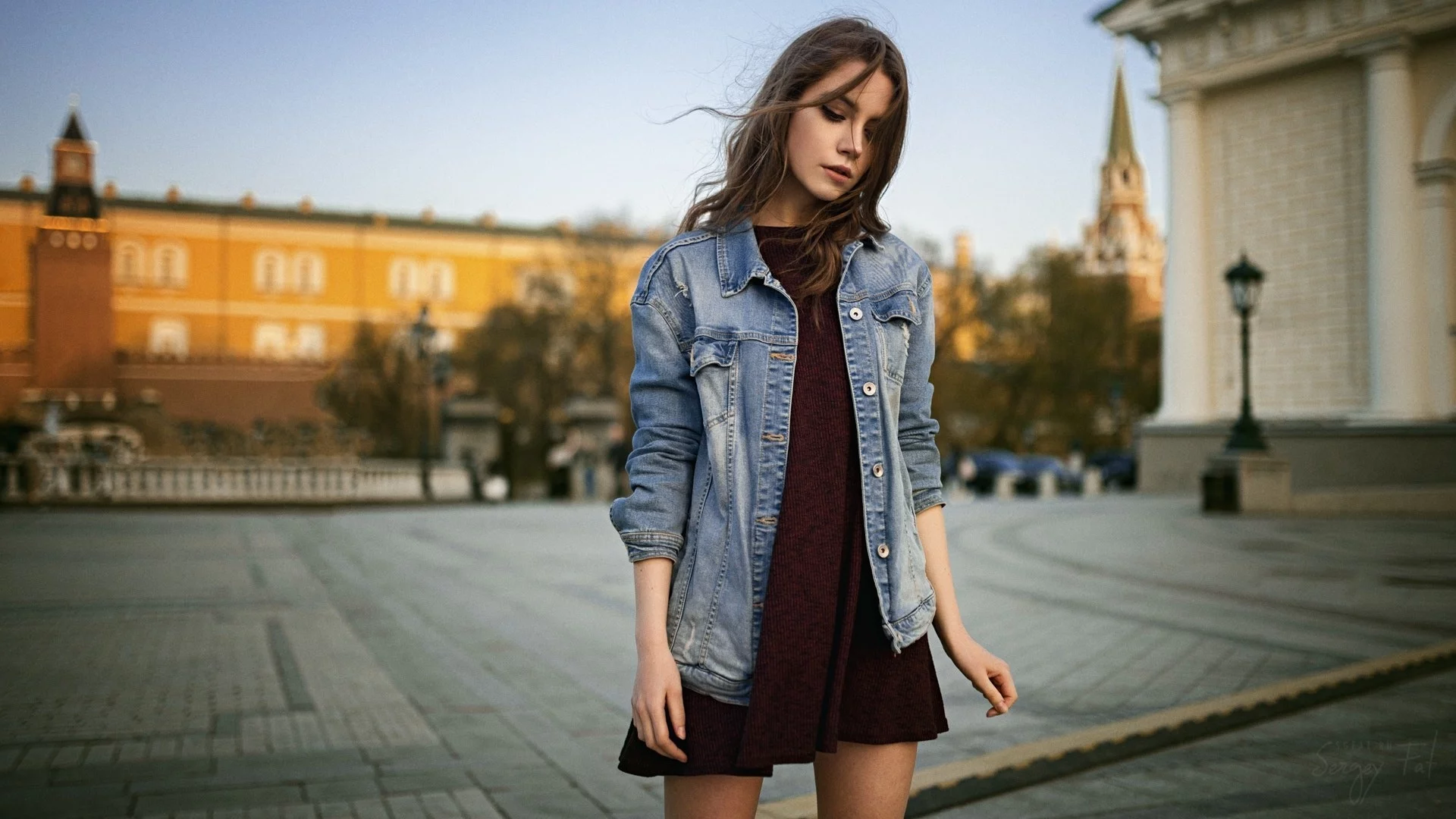 девушка, джинсовка, платье, кремль