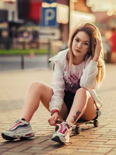 девушка, милая, симпатичная, кроссовки, скейтборд, тату