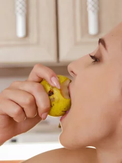 девушка, груша
