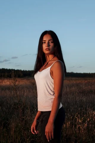 брюнетка, взгляд, красивая, в поле