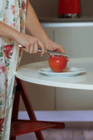 девушка, режет, яблоко