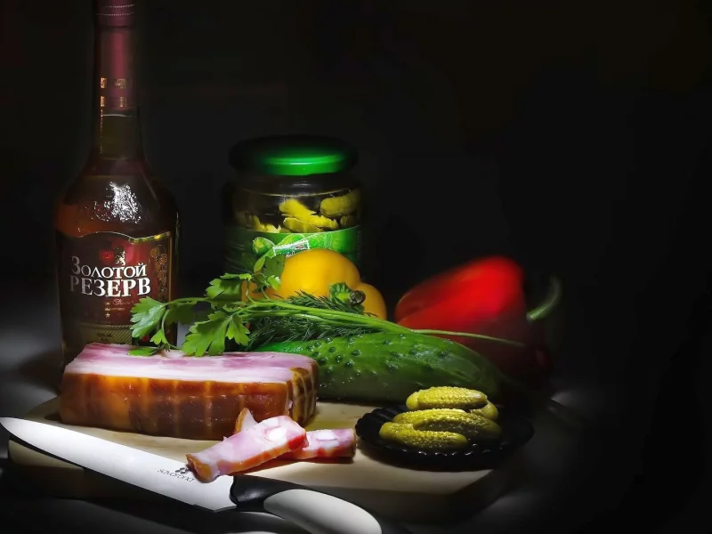 коньяк, грудинка, овощи, огурчик, нож