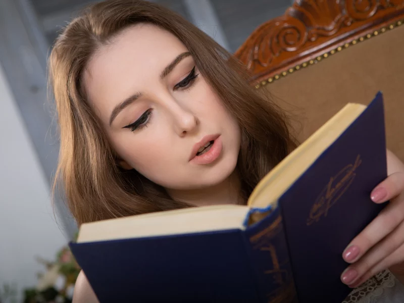 девушка, книга, взгляд красивая