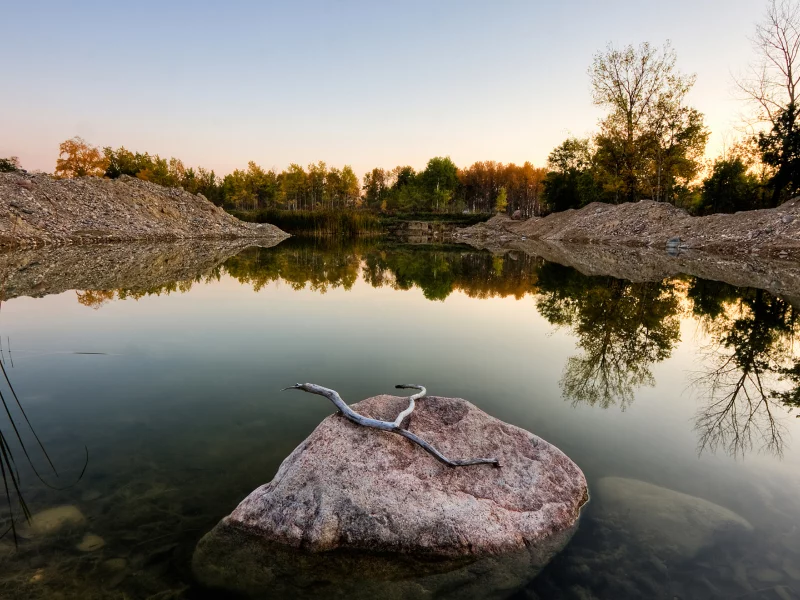 озеро, камень в воде, палка