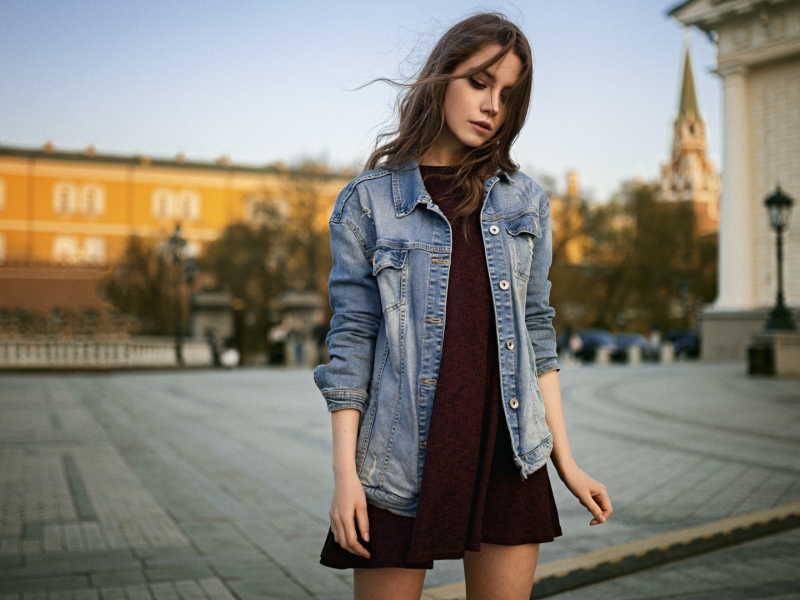 девушка, джинсовка, платье, кремль