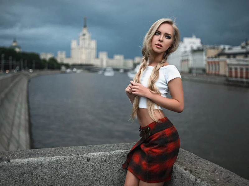 девушка, блондинка, косички, набережная