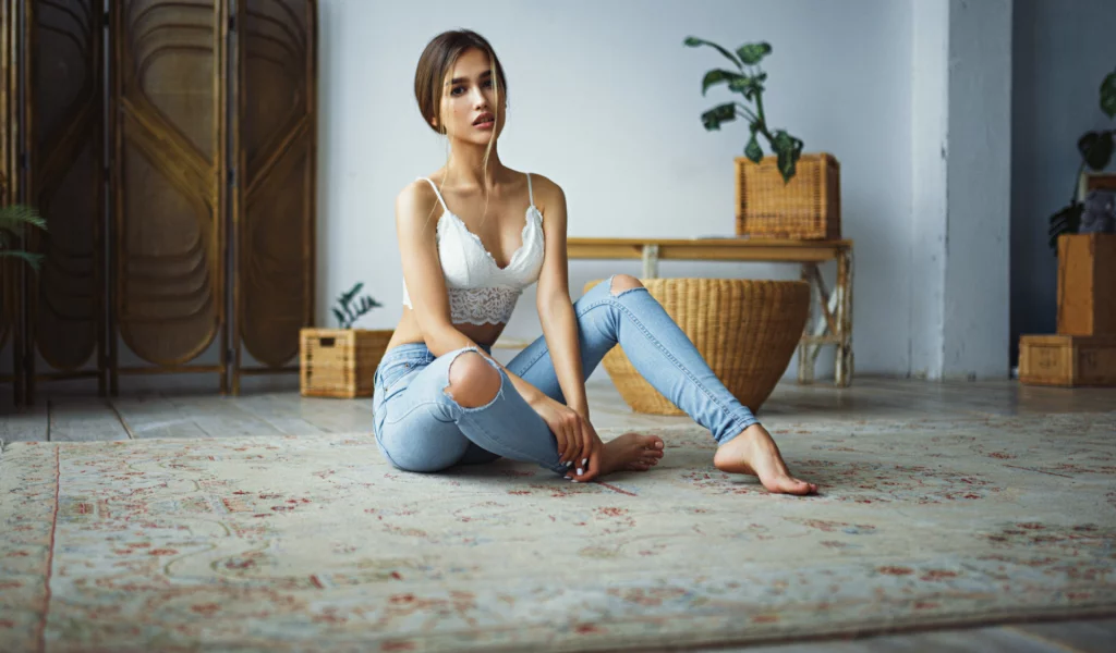 брюнетка, красивая, фотосессия в комнате