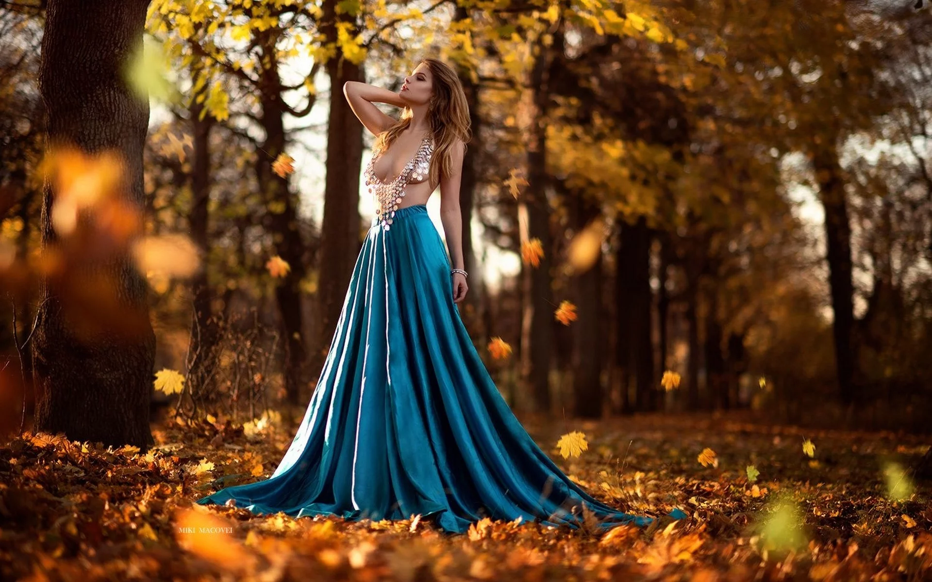 девушка, блондинка, длинные волосы, платье, осень, листопад, miki macovei