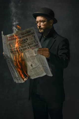 человек, газета, огонь