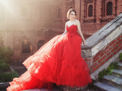 девушка, красное платье