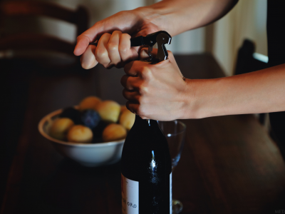 руки, бутылка, вино