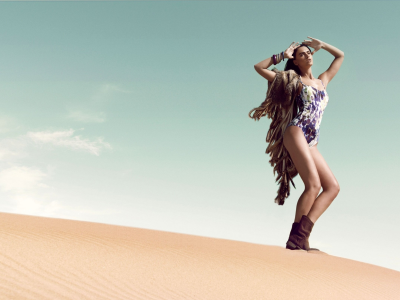 девушка, модель, позирует, на песке, в пустыне
