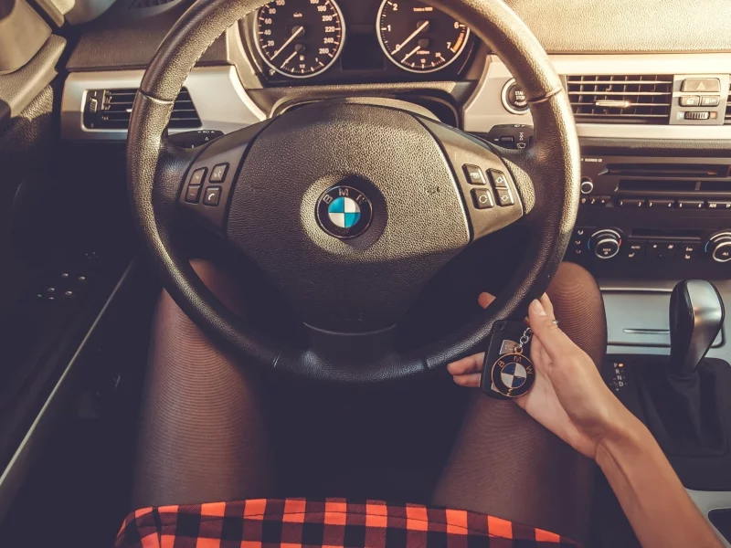 авто, бмв, салон, руль, руки девушки