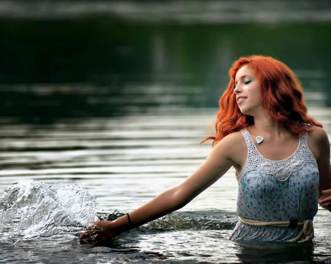 девушка, рыжая, красивая, в воде