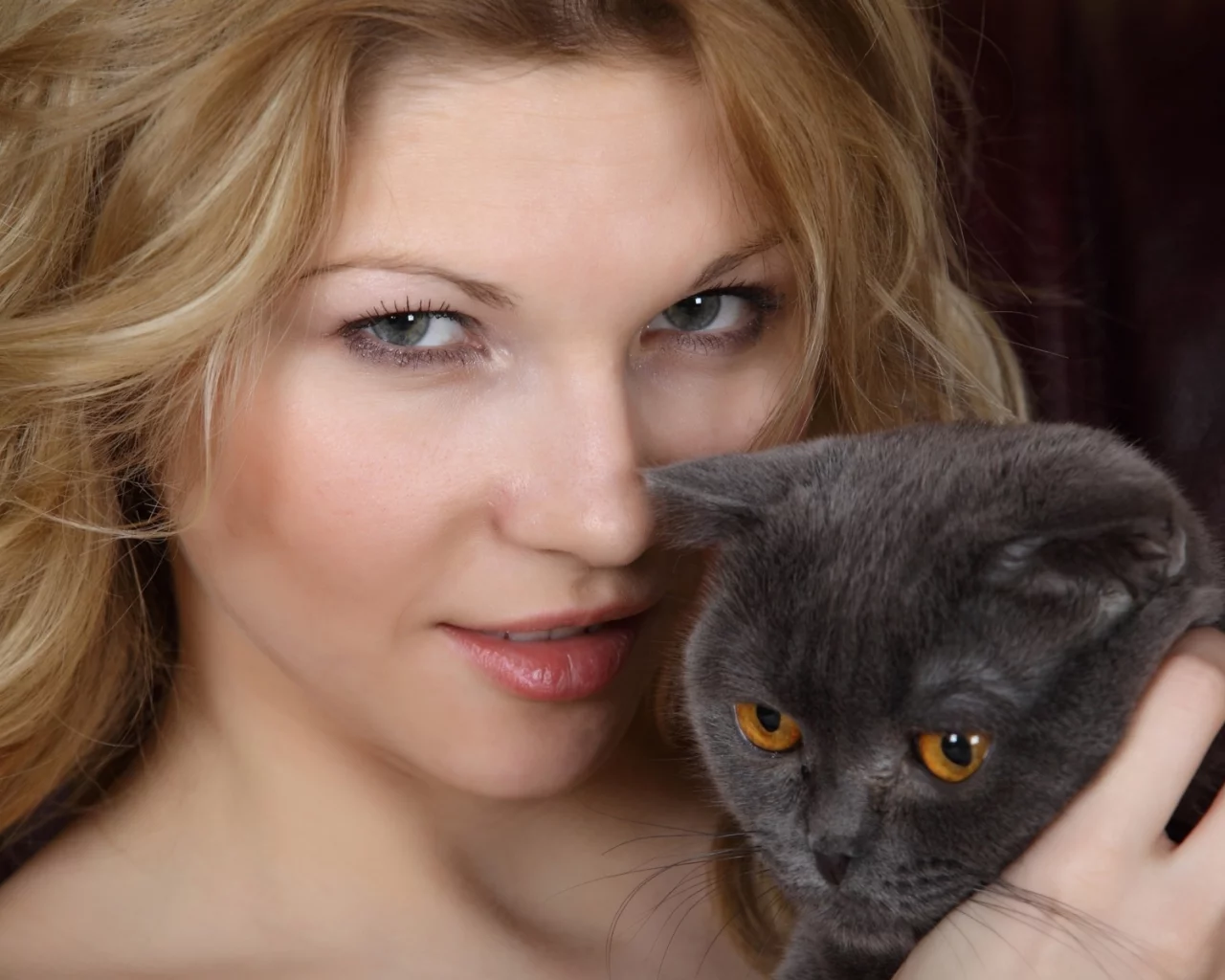 блондинка, красивая, с кошкой