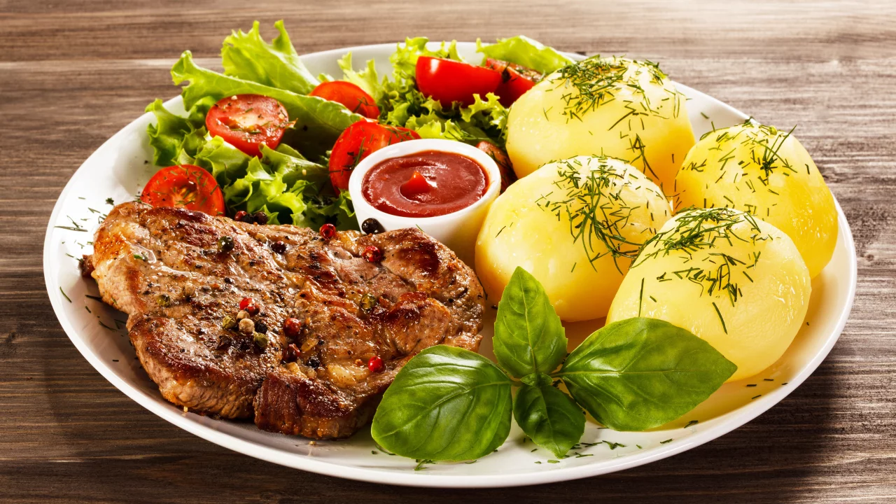 помидоры, салат, мясо