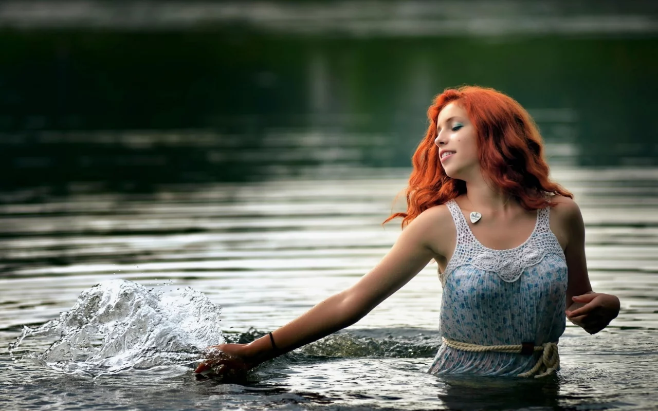 девушка, рыжая, красивая, в воде