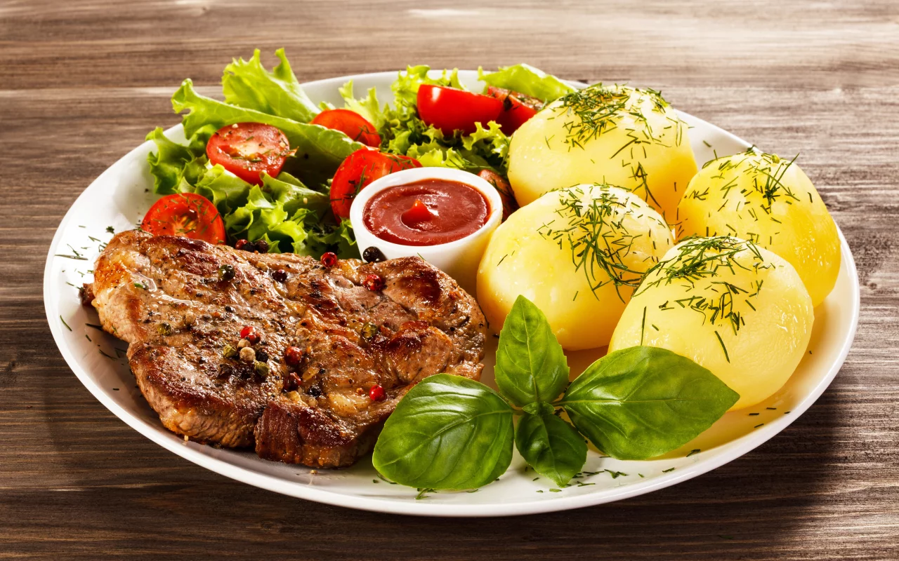 помидоры, салат, мясо