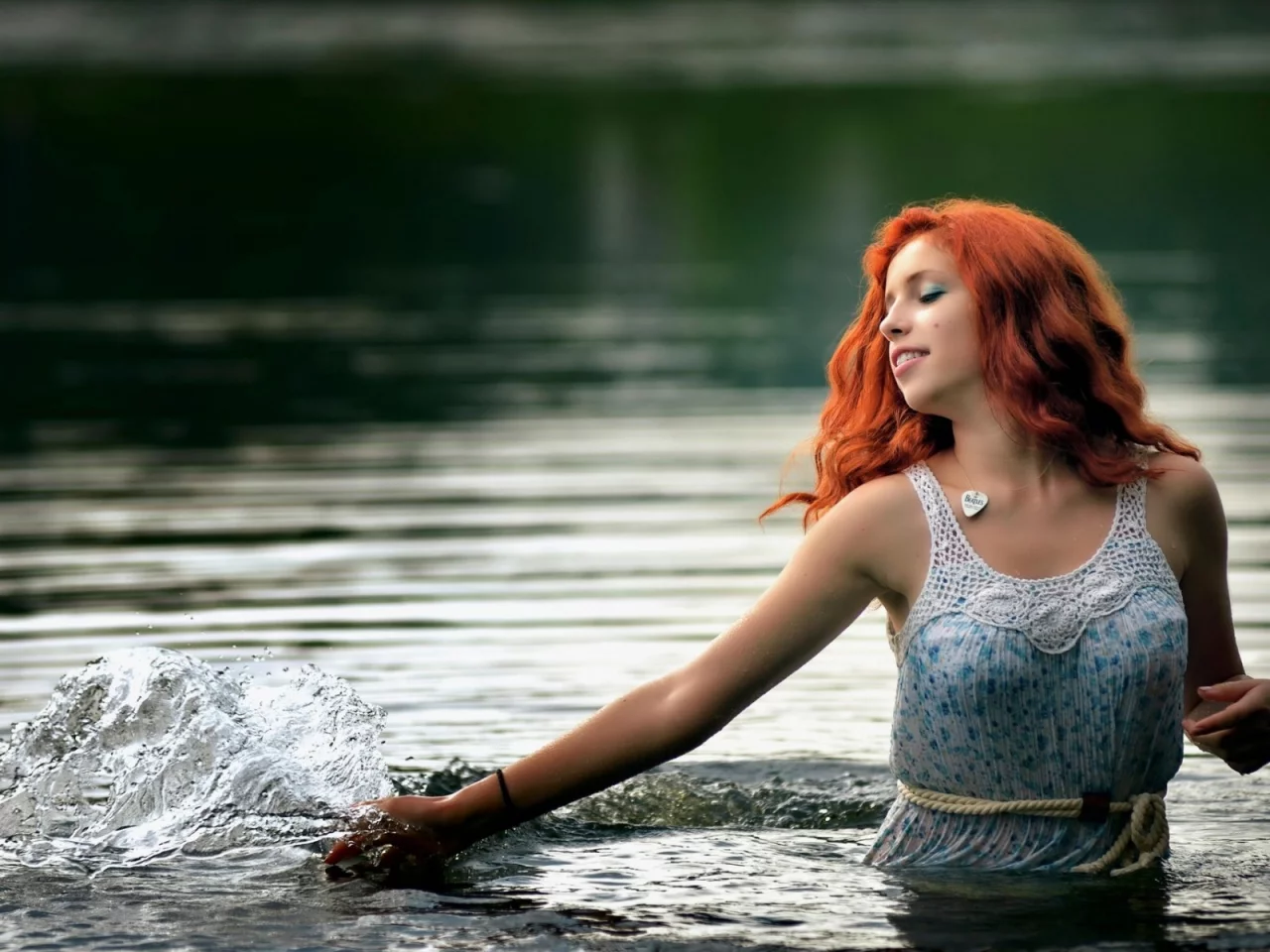 девушка, рыжая, красивая, в воде