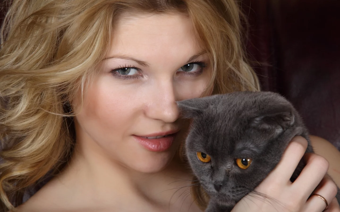 блондинка, красивая, с кошкой