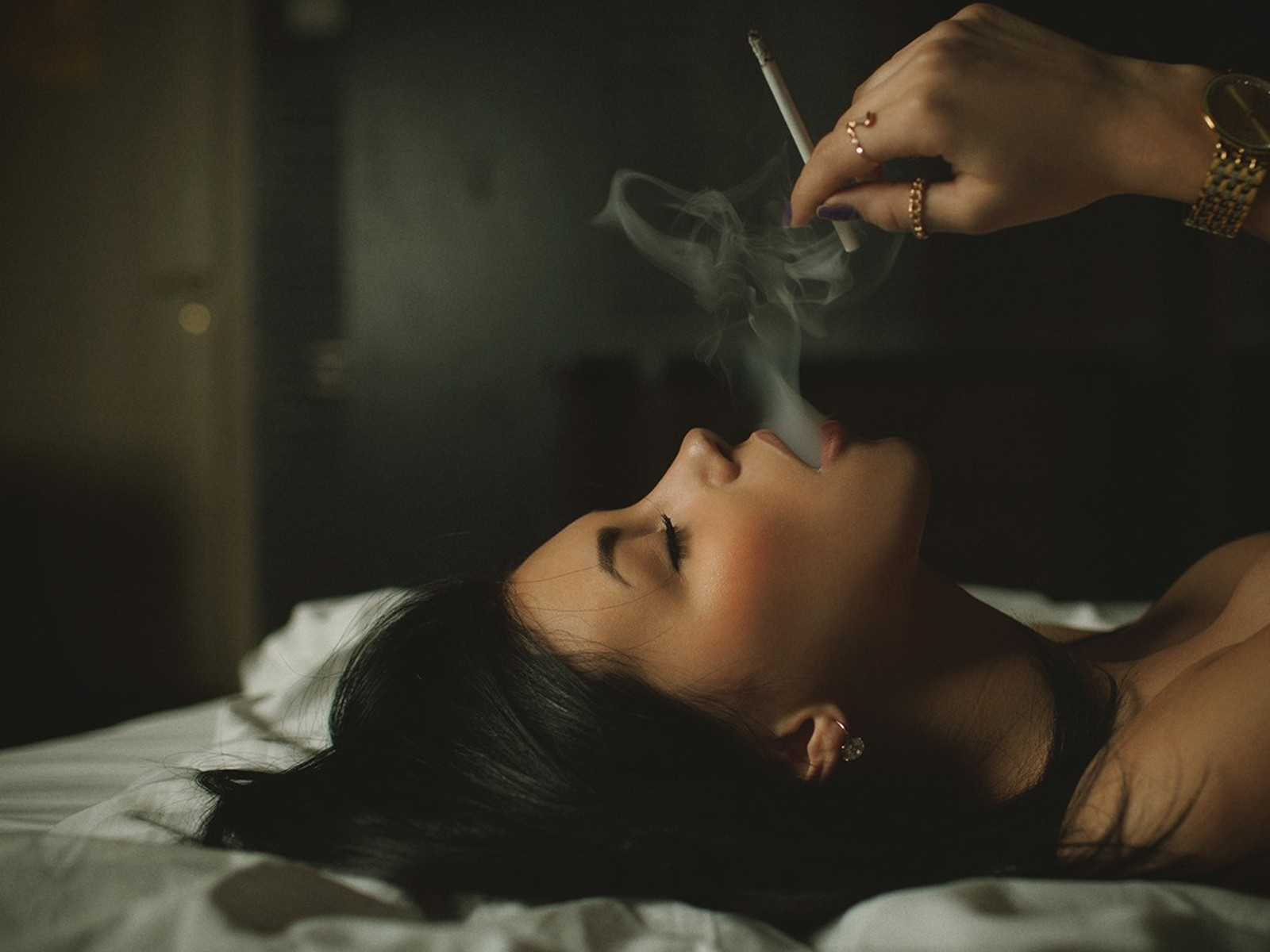 Сойти плохо. Девушка курит. Девушка курит лежа. Девушка курит в постклк.