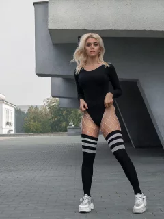 девушка, блондинка, чулки, симпатичная, кроссовки