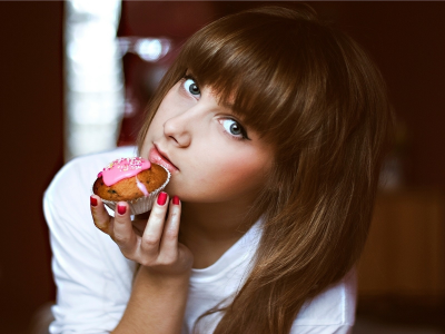 девушка, взгляд, красивая, кушает кекс