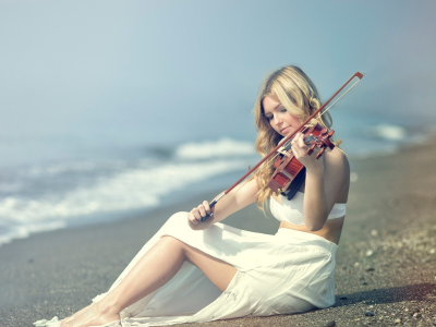 блондинка, красивая, играет на скрипке, на море