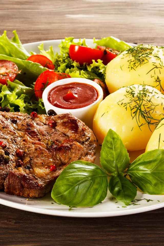 помидоры, салат, мясо