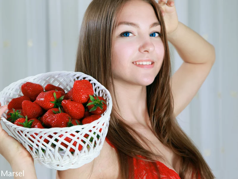 девушка, взгляд, клубника, красивая
