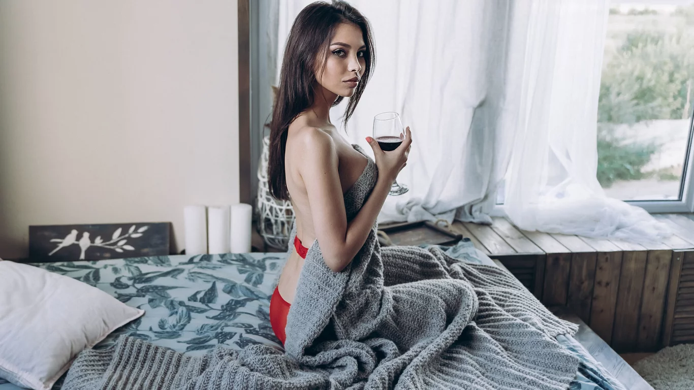 брюнетка, взгляд, красивая, сидит в постели, с бокалом