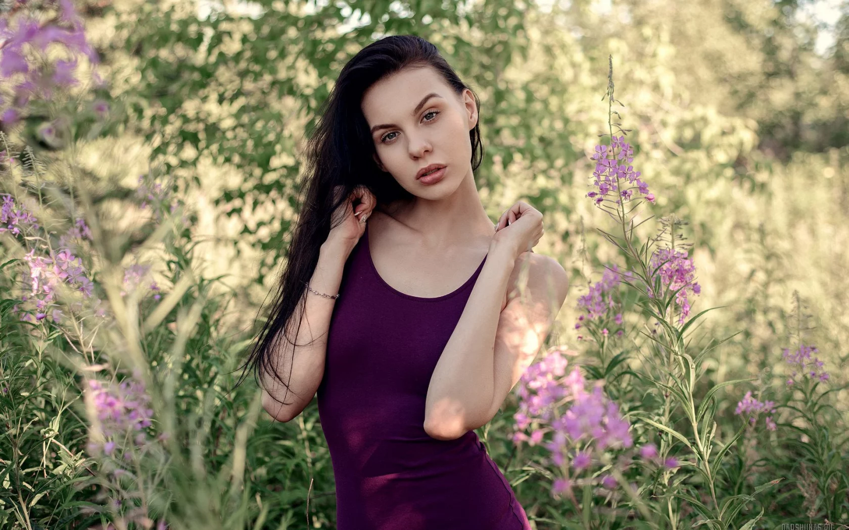 брюнетка, взгляд, красивая девушка, на природе