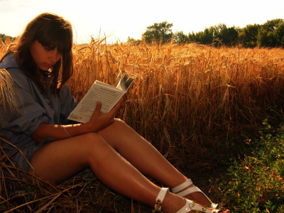 брюнетка, красивая, фотосессия в поле, читает книгу