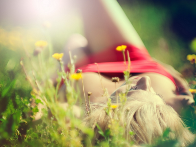 девушка, лежит в траве, на природе