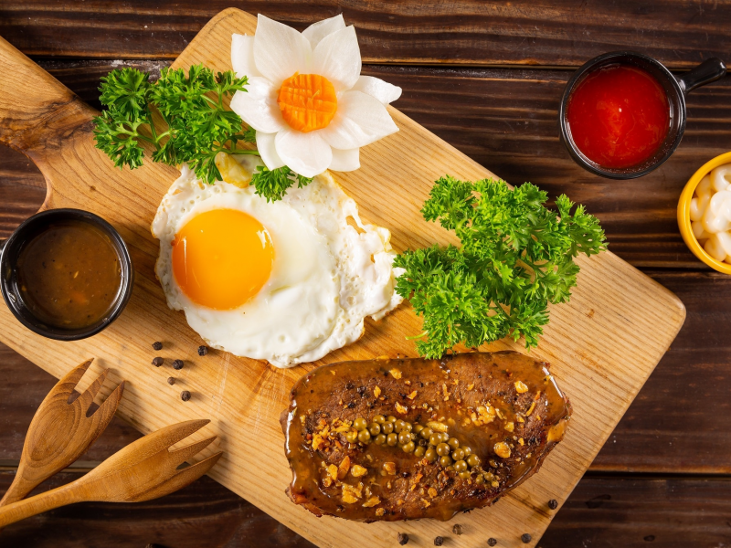 завтрак, зелень, стейк, мясо, яйцо, деревянные вилки, доска, цветок