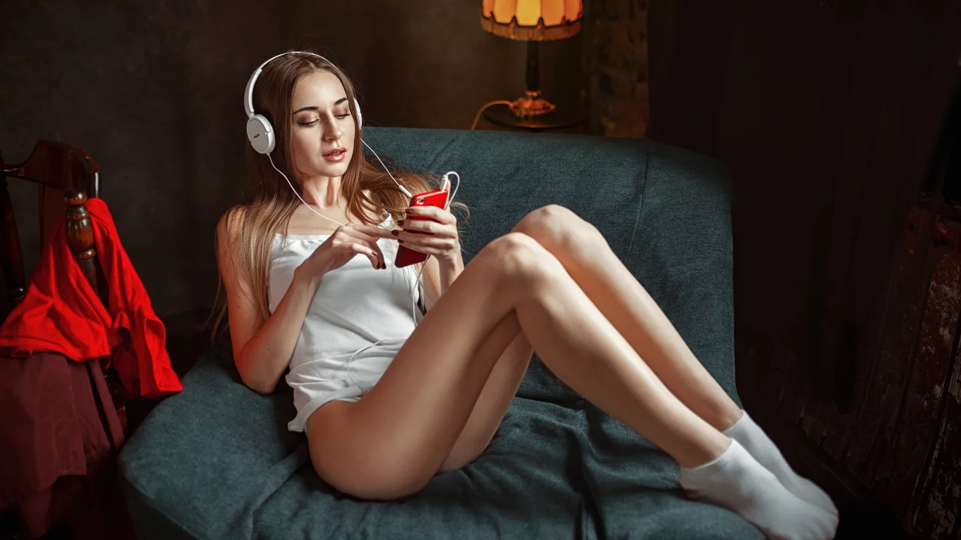 девушка, милая, симпатичная, трусики, майка, носки, наушники, телефон