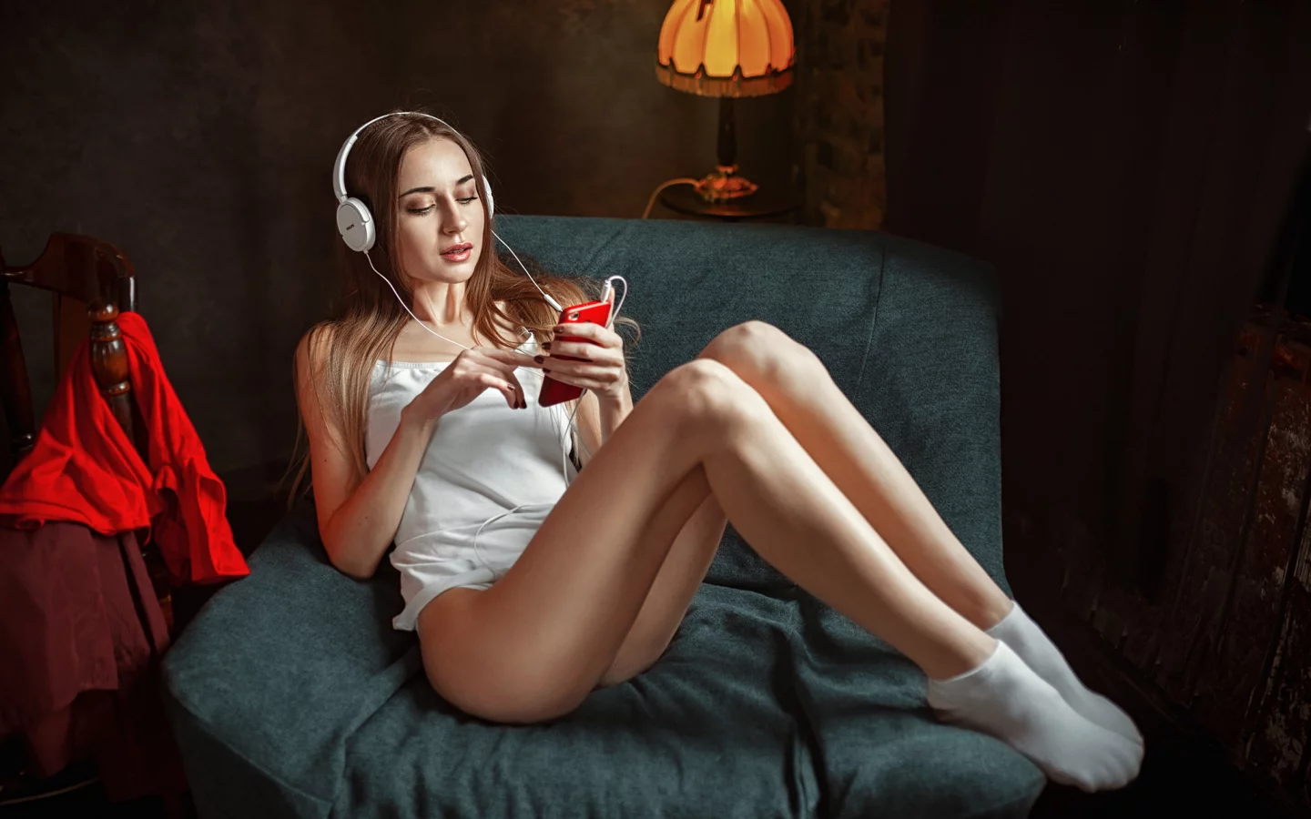 девушка, милая, симпатичная, трусики, майка, носки, наушники, телефон
