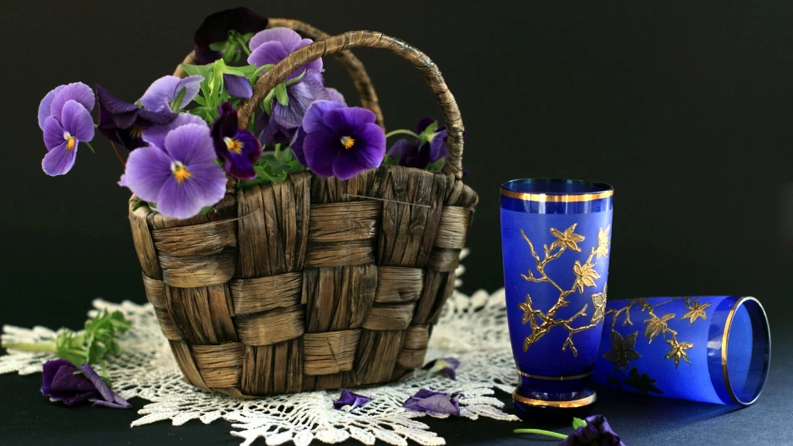 стаканы, анютины глазки