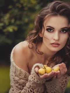 девушка, взгляд, красивая, макияж, груши в руках