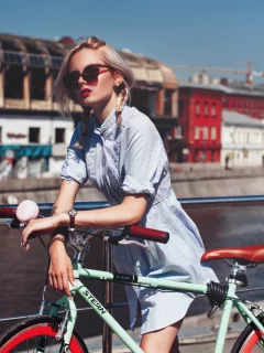 девушка, блондинка, красивая, на улице с велосипедом, в очках