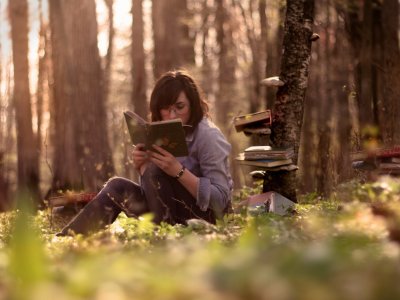 девушка, читает книгу, на природе