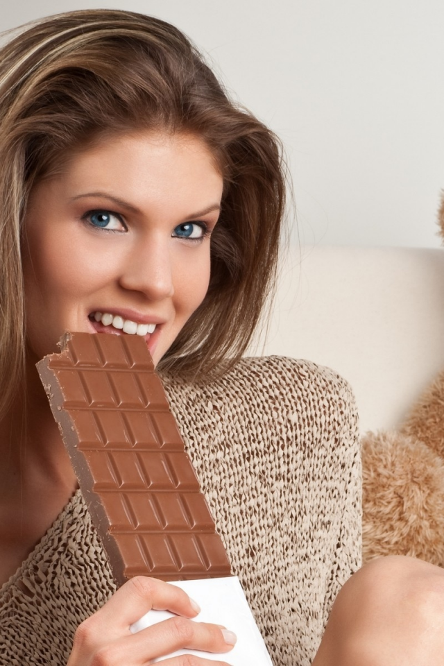 Интернет шоколада. Шоколадки. Красивая девушка с шоколадом. Красивая шоколадка девушка. Девушка с шоколадкой.