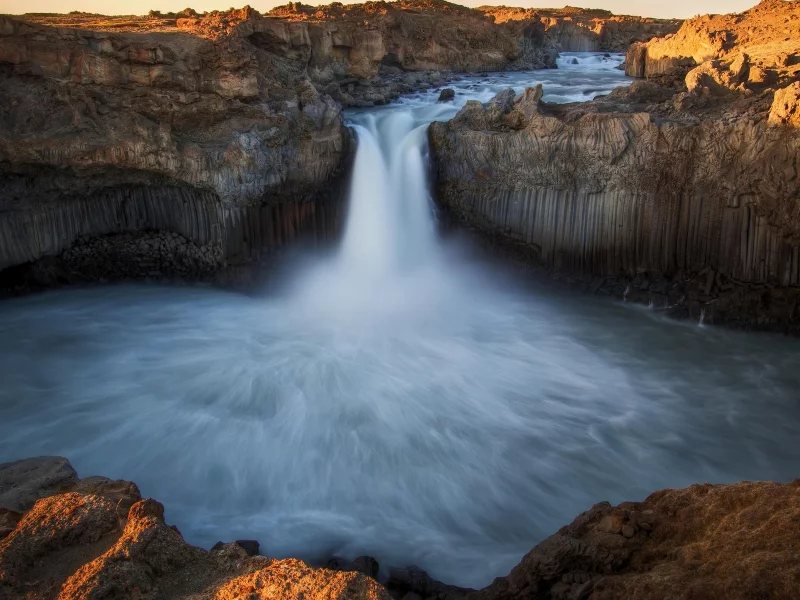 река, водопад